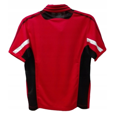 Sportowy design STIGA – czerwona koszulka z czarno-białymi akcentami
